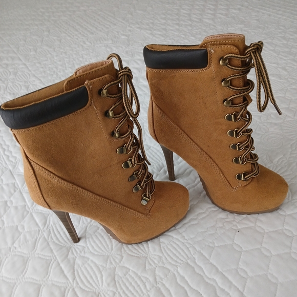 Stylish Tan Lace-Up Ankle Boots - Picture 6 of 6